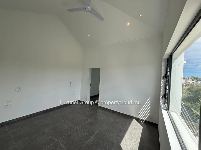 Villa contemporaine de 5 chambres, piscine privée, et espaces de vie généreux