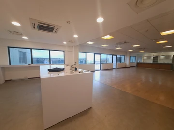 Fully fitted office of 292sqm for rent in Ebene.