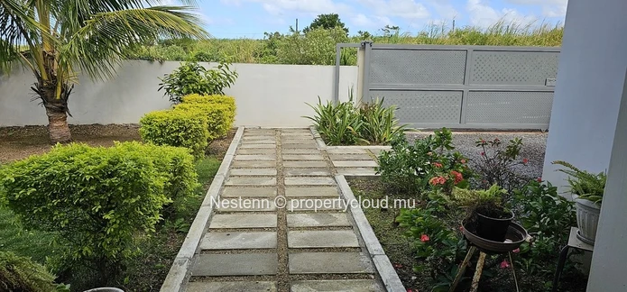 Well-located 4-bedroom house with garage & terraces