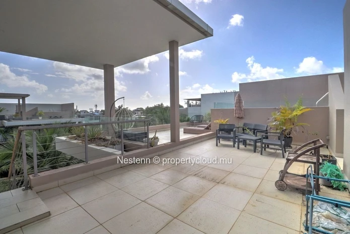 Modern and well-designed 3-bedroom penthouse a few minutes walk from the beach