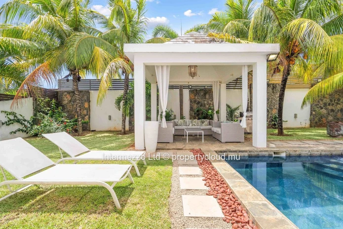Élégante Villa avec Piscine, Jardin et Terrasse Couverte à Pereybere – Résidence Privée Sécurisée (RES)