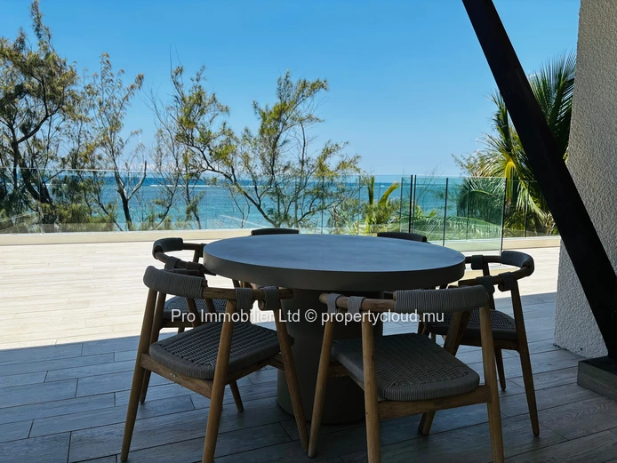 Superbe Penthouse Meublé en Bord de Mer à Louer à Belle Mare