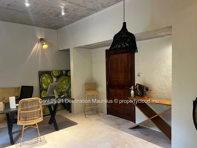 Bâtiment Commercial, Bureaux Ou Résidentiel Sur Un Grand Terrain