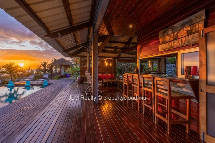 Villa d’exception avec vue panoramique sur le lagon et Le Morne à vendre à Rivière Noire, Ile Maurice