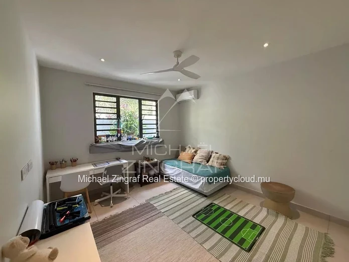 Élégante Villa 4 Chambres avec Piscine Privée à Forêt Daruty