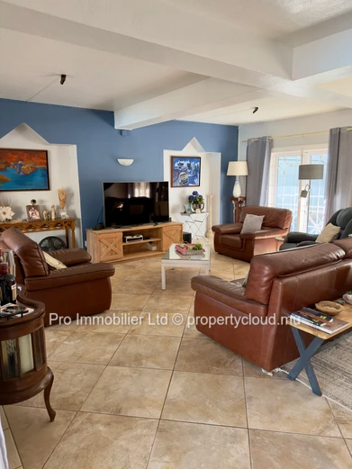 Maison familiale chaleureuse et spacieuse, conçue par un architecte ,  À vendre à Roches Noires