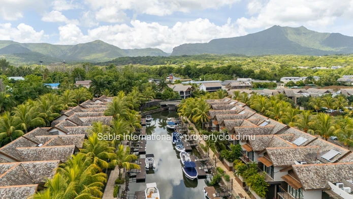 Penthouse PDS à vendre à Tamarin, Rivière Noire. Terrain de 210m², 3 chambres, piscine privée, vue rivière et montagne.