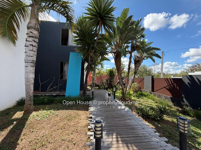 Villa 4 chambres de 365 m² à vendre à Balaclava avec jardin