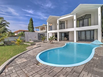 Large 4 bedroom beachfront villa