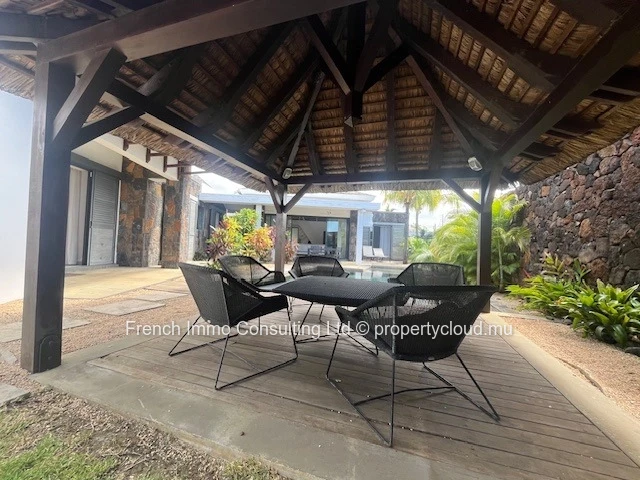 Belle villa de 4 chambres en suites, 300 M2 hab sur 760 M2 de jardin, accessible aux etrangers