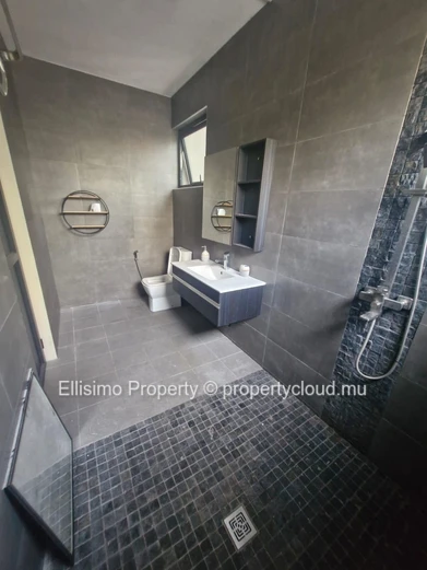 À vendre – Villa 4 chambres dont 2 en suite avec piscine et jardin