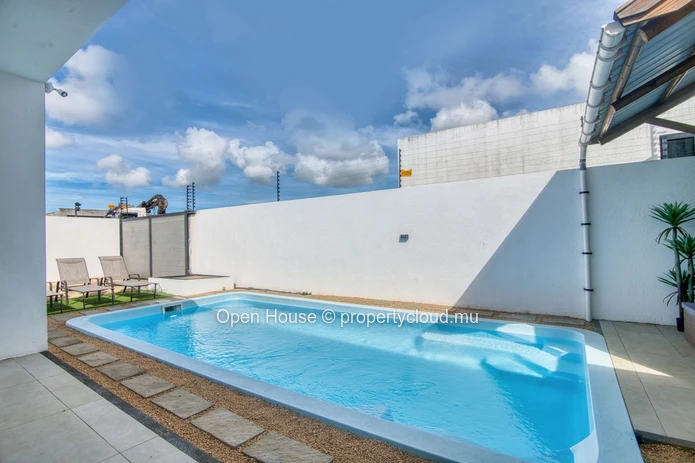 A VENDRE - Marché local - maison entièrement meublée  - Grand Baie, 160m², terrain 380m², 5 chambres, piscine privée,...