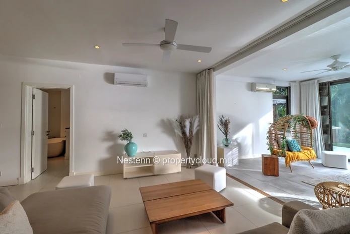 Spacieux et lumineux appartement de 300 m2 avec piscine et jardin en bord de rivière
