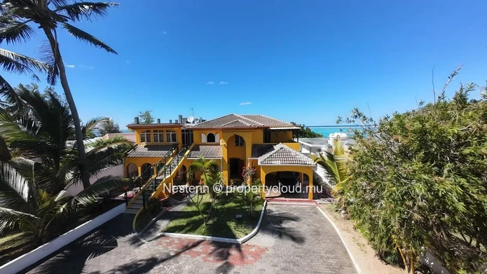 Propriété pieds dans l'eau sur un terrain de 1 224 m² avec une vue imprenable sur le lagon 
