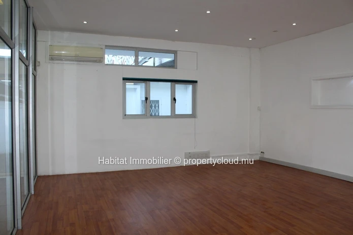 For sale - Unfurnished commercial building of 1420 m2 well located in Phoenix.
