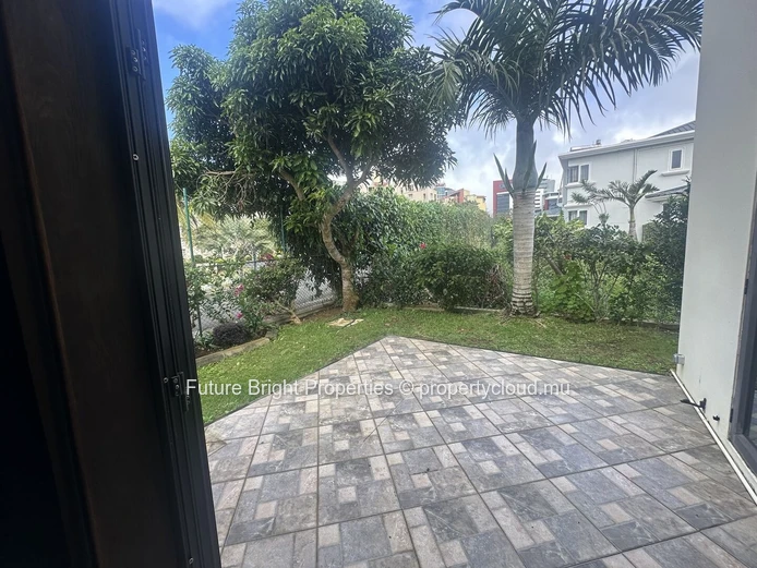 Maison meublée de 3 chambres à louer à Ebène Au Bout Du Monde avec jardin