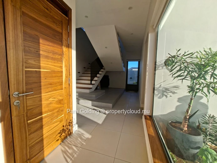 Maison Contemporaine de 3 Chambres avec Piscine dans un Domaine Résidentiel Sécurisé