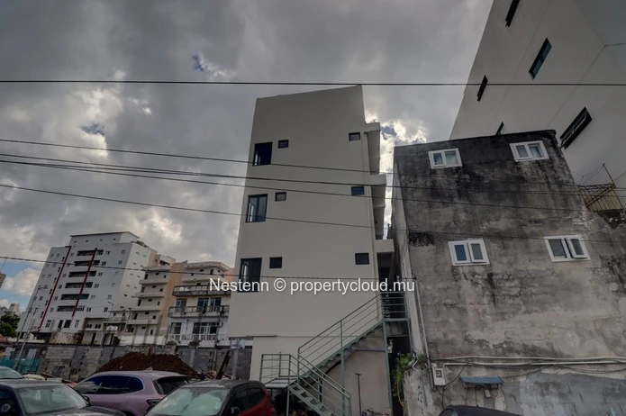 Investissez au cœur de Port-Louis: Bâtiment commercial moderne – Emplacement stratégique, prêts à exploiter