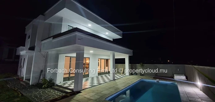 Private villa in Mon Choisy with swimming pool 