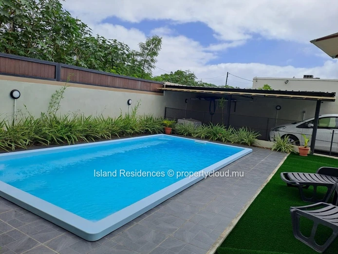 Maison moderne meublée avec 3 chambres, piscine et carport
