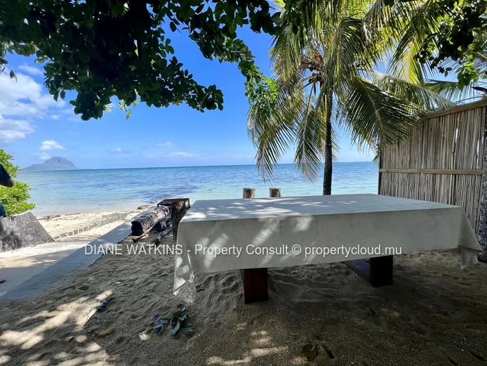 Rare 3-Bedroom Beachfront Villa for Rent in La Preneuse