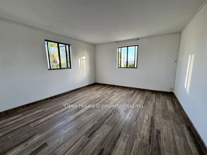 418 m² office for rent in The Vale
