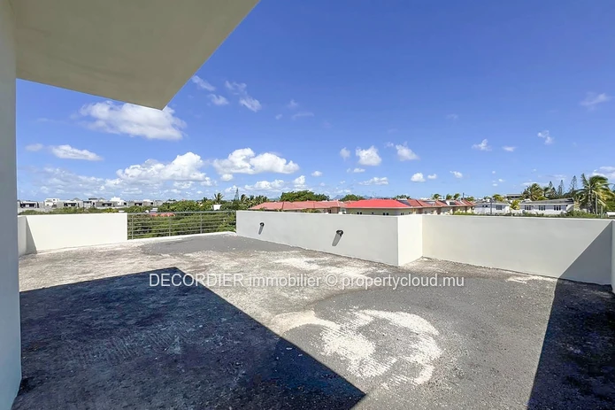 Villa élégante en cours de construction avec piscine et jardin