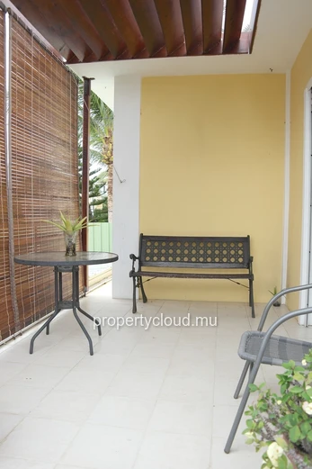 Flic en Flac à louer appartement 2 chambres dans villa à 300 mètres de la plage avec jardin commun