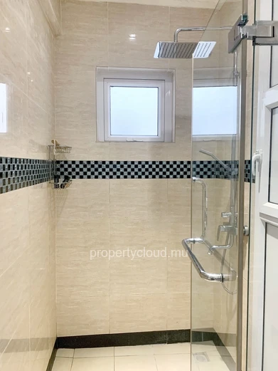 Curepipe à vendre charmant appartement 3 chambres situé au huitièmes étages avec ascenseur situé dans une résidence s...