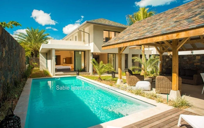 Villa PDS à vendre, Tamarin, 364m² habitables, terrain 669m², 3 chambres, piscine privée, accès mer, proche écoles