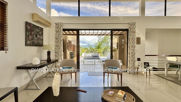 4-bedroom penthouse for sale in La Preneuse, walking distance to the beach with panoramic terrace and mountain views