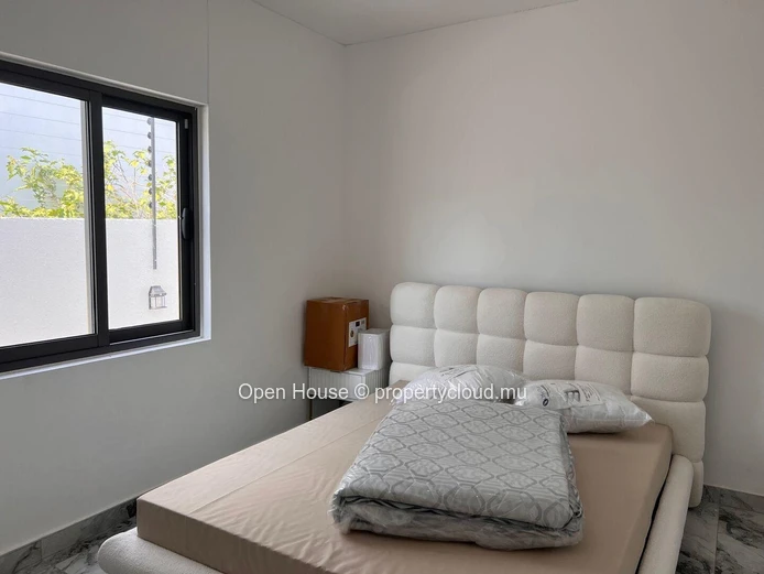 Furnished villa for sale in Grand Baie, 128m², land 400m², 3 bedrooms, private pool, parking, garden.