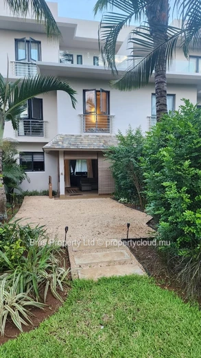Luxueuse et moderne maison de ville de 4 chambres à louer à 90 000 Rs/mois - Azuri, Roches Noires