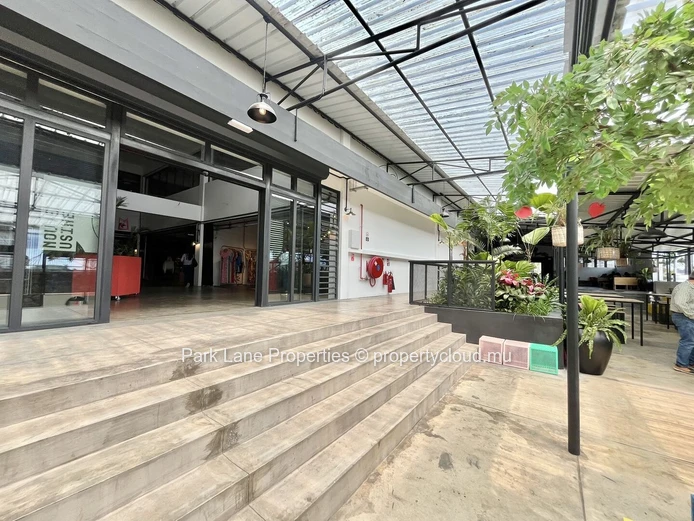 Bureaux Modernes dans le Projet Innovant Nouvelle Usine à Floréal