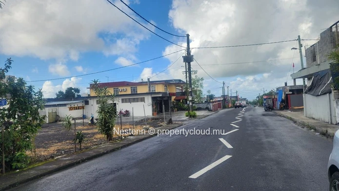 Discover this plot of land in Mont Ida 363.5 m² close to bus stop and shops perfect for your future project.