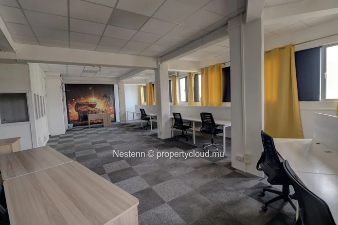 Bureau meublé au 4? étage avec vue imprenable sur le centre-ville