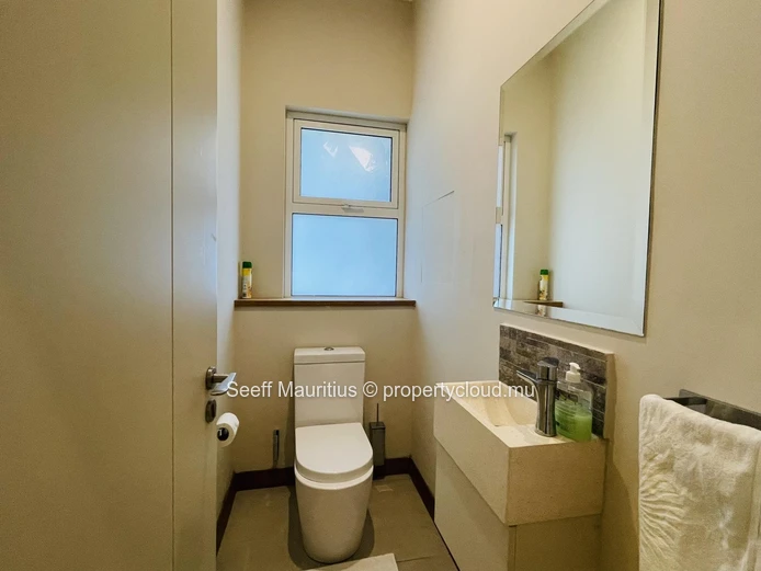 Appartement moderne en bord de plage où luxe et vues à couper le souffle sur la mer se fondant en une oasis tranquille