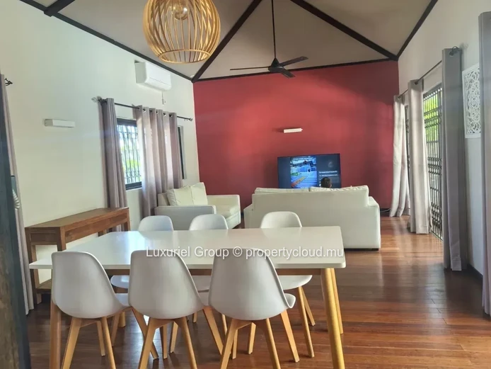 Villa contemporaine à louer – Grand jardin et confort moderne