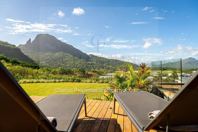 Contemporary 4-bedroom en suite villa with exceptional panoramic view of the sea and mountains