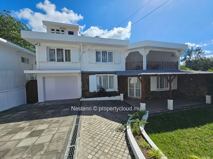 Maison familiale de 3 chambres avec piscine 