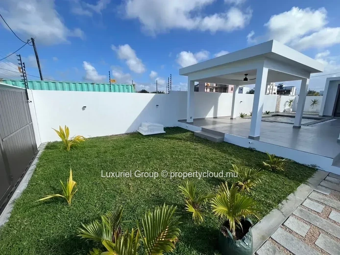 Confort et Élégance à Pereybere : Villa Neuve avec Espaces Ouverts