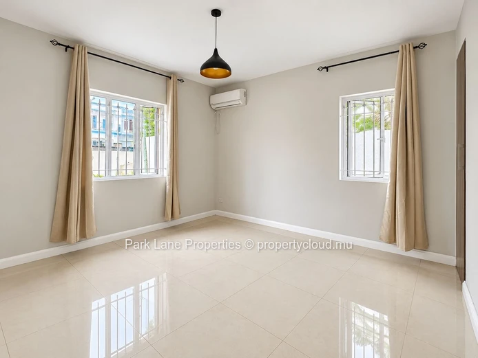 Spacious 4 bedroom family home for rent with pool and garden