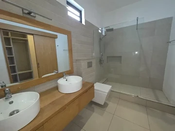 5 Bedroom Villa