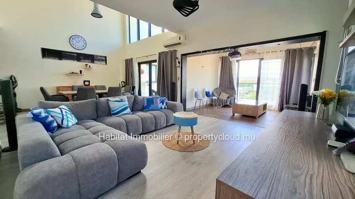 Découvrez un mode de vie élégant dans ce 183m² duplex penthouse entièrement meublé, alliant espace, praticité et empl...