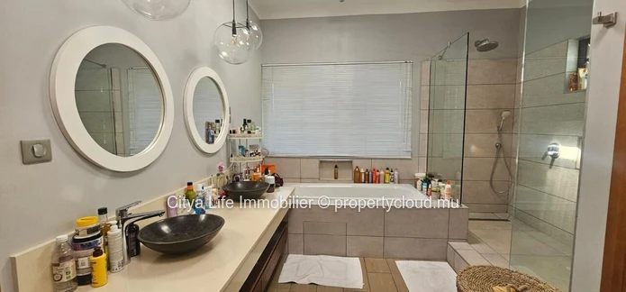 Duplex de 4 chambres avec piscine privée à vendre à Balaclava