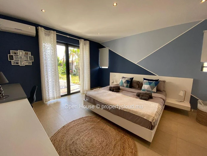 Villa d'architecte de 400m2, terrain de 1210m2, 5 chambres en suite dont master, mezzanine, piscine, magnifique jardi...