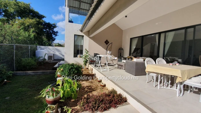 Maison entièrement sécurisée à vendre à Flic en Flac. (Mandat exclusif)