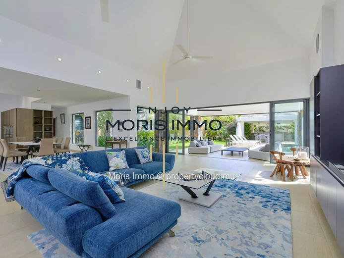 Stunning modern 4-bedroom villa with swimming pool