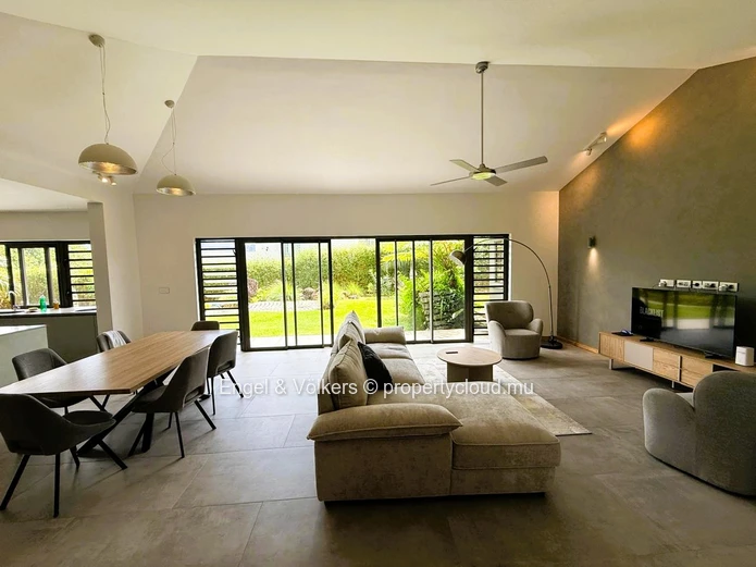 Luxury 4 bedroom Villa with garden and swimming pool for rent in Moka