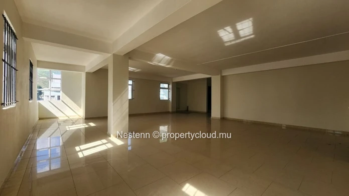 Bureau spacieux non meublé de 257m2 avec balcon